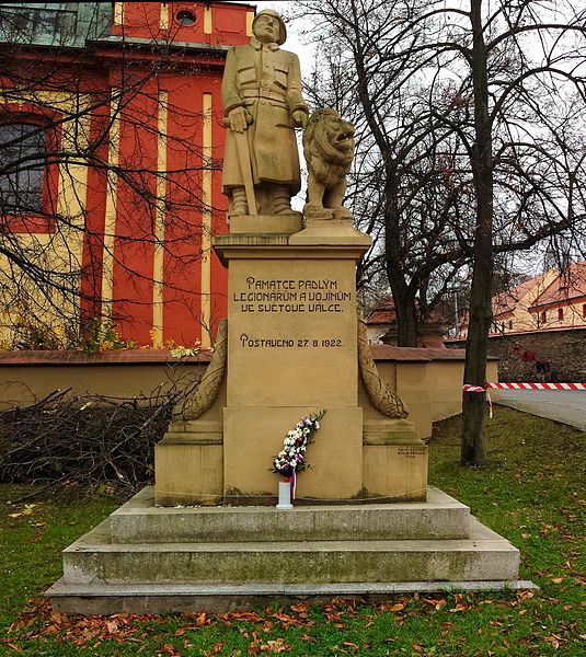 File:Pomník padlým legionářům a vojínům, Praha-Kunratice.jpg