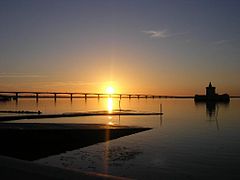 Coucher de soleil sur le pont au solstice d'hiver. A droite le fort Louvois