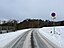 Rathener Straße in Porschdorf, Landkreis Sächsische Schweiz-Osterzegbirge, Sachsen, Deutschland. Im Bild: Die mit Schnee bedeckte Straße und dem Gamri...