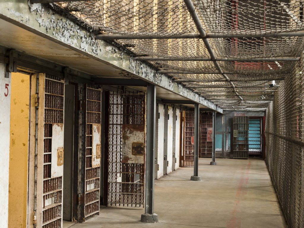 https://upload.wikimedia.org/wikipedia/commons/thumb/b/b7/Portion_of_a_cellblock_at_the_West_Virginia_State_Penitentiary%2C_a_retired%2C_gothic-style_prison_in_Moundsville%2C_West_Virginia%2C_that_operated_from_1876_to_1995_LCCN2015631909.tif/lossy-page1-1024px-thumbnail.tif.jpg