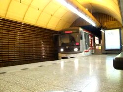 Fájl:Praha, Jinonice, stanice metra Jinonice, přijíždějící vlak.ogv