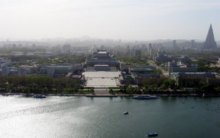 Vista de la Plaza Kim Il Sung con el Río Taedong en primer término