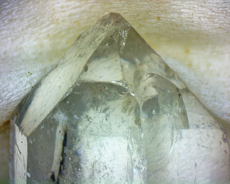 File:Quartz var Crystal 01 10x (25746485088).jpg