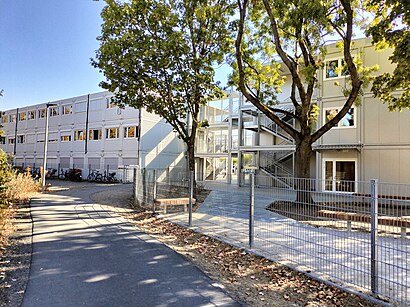 So kommt man zu dem Gymnasium Römerhof mit den Öffentlichen - Mehr zum Ort Hier