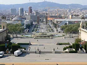 Obszar Plaça d’Espanya i wieżowce w oddali (od lewej): Hotel Torre Catalunya, Edificio Tarragona, Torre Núñez y Navarro, Edificio Allianz.