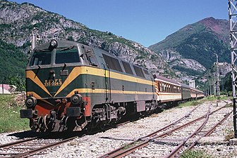 La 333-024 en gare de Canfranc le 17 juillet 1988 en direction du Tunnel ferroviaire du Somport à l'occasion de la commémoration des 60 ans de l'inauguration de la ligne et de la manifestation pour sa réouverture côté français.