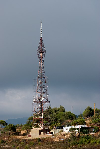 File:Radio mast near Aabey.jpg