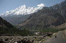 La vallée de la Hunza près de Chalt et la face ouest du Rakaposhi.