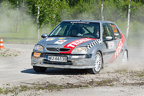 Polski: Wyścig VII Rally Piaseczno 2012, OS Gąski, Citroen Saxo, nr startowy 7, kierowca Piotr Boliński, pilot Adam Tomalak. English: VII Rally Piaseczno 2012, SS Gąski, Poland. Citroen Saxo, no. 7, driver: Piotr Boliński, co-driver: Adam Tomalak.