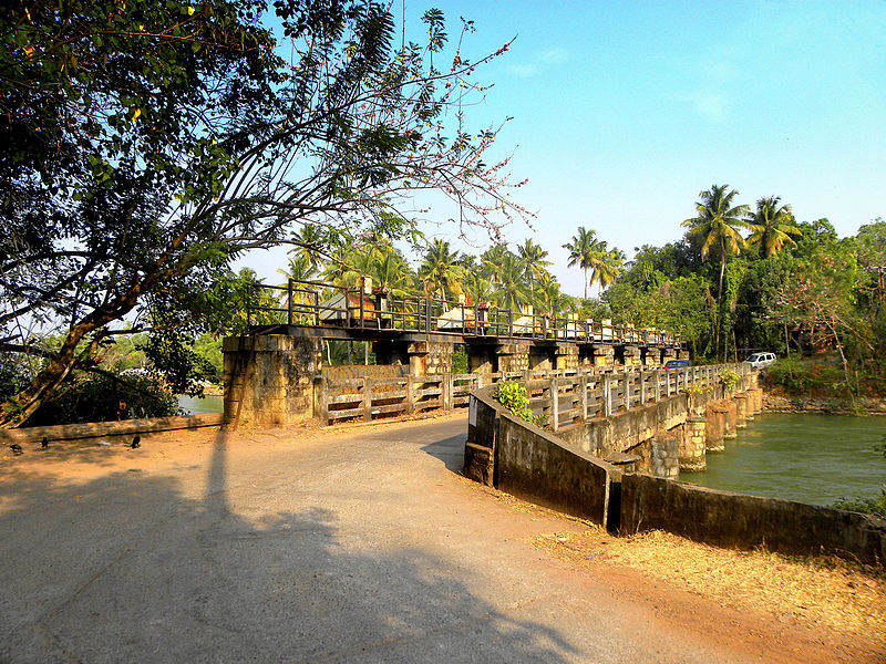 File:Regulator bridge in Paravur Pozhikkara, Kollam - Feb 2016.jpg