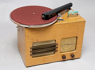 Reseradio med grammofon, Radiola typ 411 BG (1941-1946).