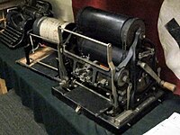 第二次世界大戦中にレジスタンスが地下新聞などの発行に使用していた輪転謄写機やタイプライター（ベルギー国立レジスタンス博物館）