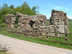 Ravenglass. Nejvyšší římské zdi, které ve Spojeném království dosud stojí.