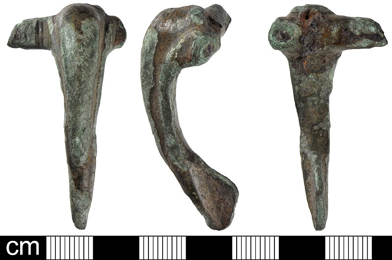 File:Roman copper alloy T-shaped brooch (FindID 886997).jpg