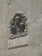 Niche avec citation « Tu Solus », rue de l’Église.