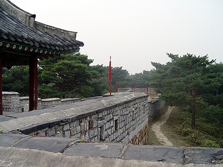 ไฟล์:SW_Spur_-_Hwaseong_Fortress_-_2008-10-17.JPG