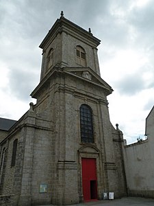 Le clocher dans une tour-porche carrée qui réutilise certainement des éléments d'un narthex dont les fondations se voyaient encore naguère.