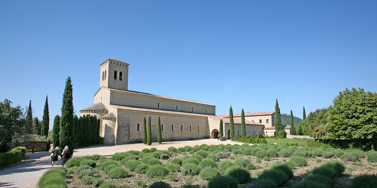 Vaucluse - Abbaye Sainte-Madeleine du Barroux 1280px-Sainte_madelaine_du_Barroux_-_arriv%C3%A9e%2C_by_JM_Rosier