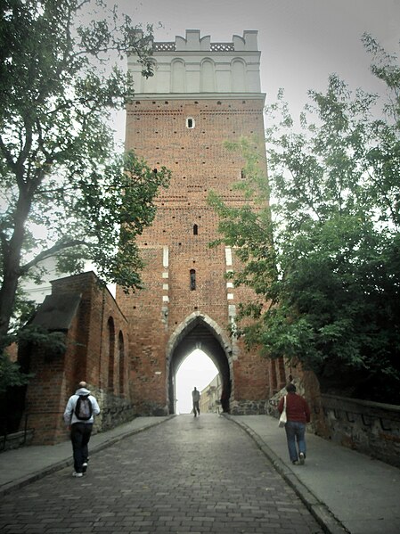 File:Sandomierz, Brama Opatowska.jpg