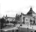 Deutsch: Das 1902 errichtete Schauspielhaus wurde 1944 durch Bomben schwer beschädigt. 1951 zur Oper umgebaut, 1962 Neugestaltung der Fassade