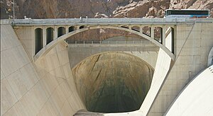 Canale di sparo nel bacino idrico di Hoover, Arizona 2015.jpg