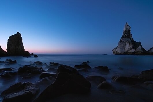 Küste nördlich des portugiesischen „Cabo da Roca“, dem westlichsten Punkt des Festlands des europäischen Kontinents, nach Sonnenuntergang