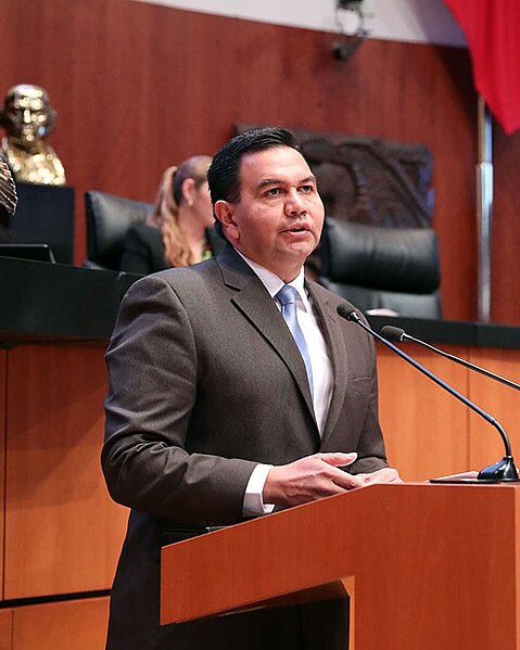 File:Senador Cruz Peréz Cuellar en el pleno.jpg