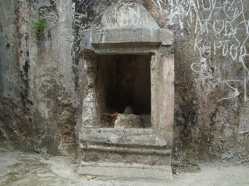 File:Sivalingam on the wall of Kangra Fort.JPG