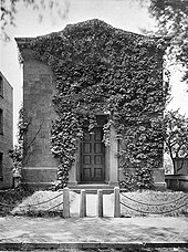 The tomb before the addition of a second wing Skull and Bones Kingsley.jpg