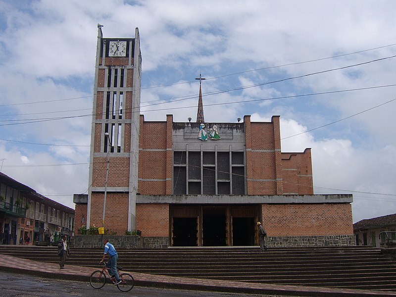 File:Sonsón-catedral de frente.jpg