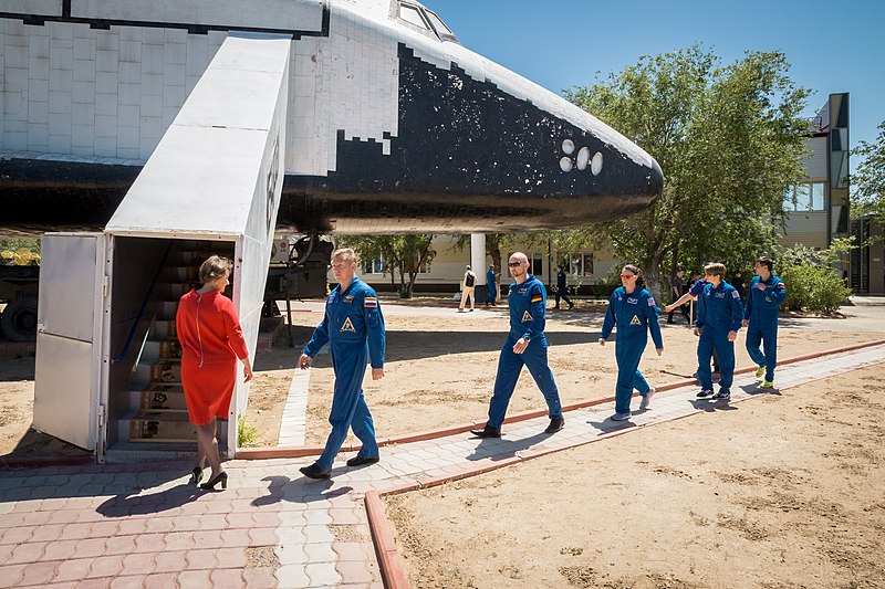 File:Soyuz MS-09 crew and backup crew outside the Korolev Museum.jpg