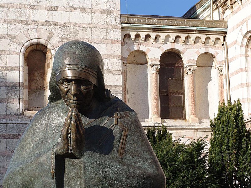 File:Spomenik Majke Tereze u Puli.jpg