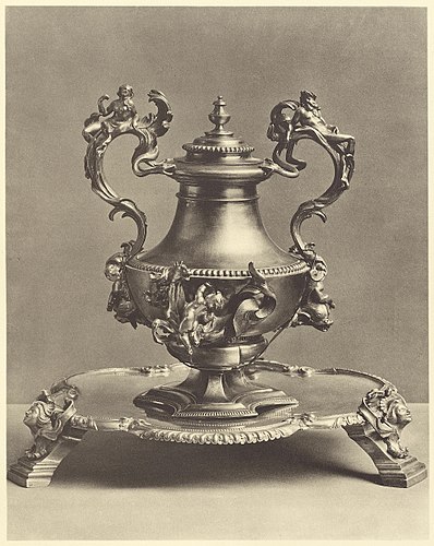 Zweihenkelige Vase als Kaffeekanne mit gegossenen mythologischen Figuren besetzt, auf flachem Untersatz, wohl Augsburger Arbeit um 1700