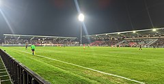 Photographie prise au niveau du terrain d'un stade de football.
