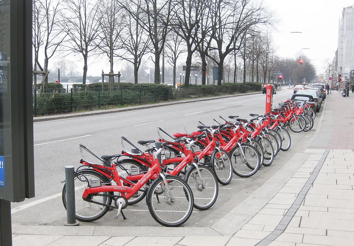 Fahrrad Radio Antenne. Das Fahrrad ist ein improvisiertes Radio Antenne der  Empfang von Radio Signale gehört von der ope zu ermöglichen, verwendet  Stockfotografie - Alamy