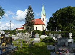 Pohled na hřbitov, v pozadí evangelický kostel