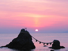 Cặp đá Meoto Iwa ngoài khơi thành phố Ise, tỉnh Mie trong buổi hoàng hôn.