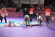 Deutsch: Tischtennis bei den Olympischen Jugend-Sommerspielen 2018: Tag 4, 10. Oktober 2018, Finaltag der Einzel, Aufbau des Podestes für die Siegerehrung English: Fencing at the 2018 Summer Youth Olympics at 10 October 2018 – Singles final day, preparation for the medal ceremonies