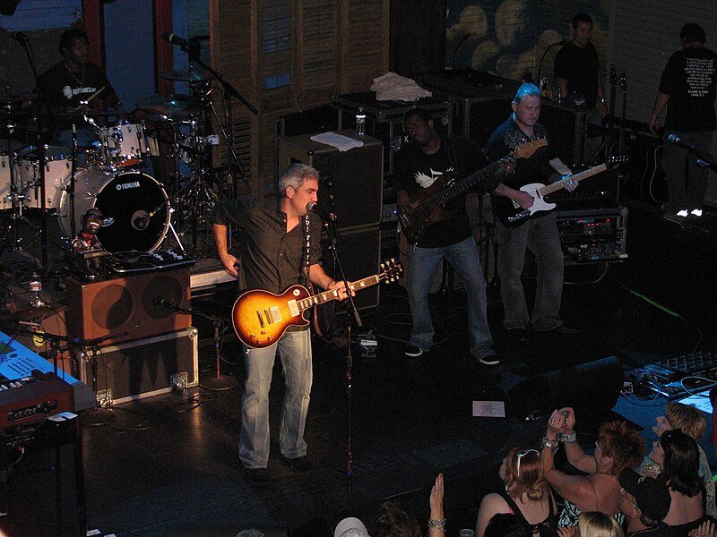 File:Taylor Hicks at the HOB.jpg