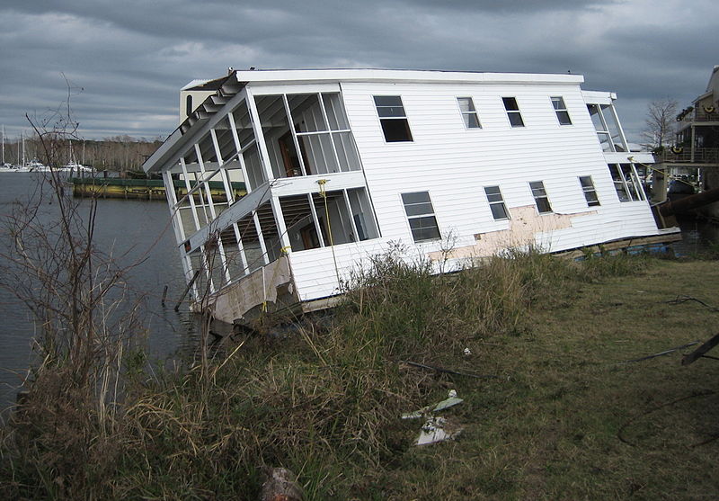 File:TchefuncteWhiteHouseboat2.jpg