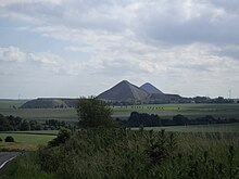 Blick auf die Halde des Otto-Brosowski-Schachtes bei Augsdorf. Im Hintergrund ist die Spitzkegelhalde des Ernst-Thälmann-Schachtes zu erkennen.