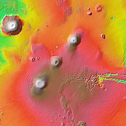 MOLA topografisk karta över Tharsis Montes och dess omgivningar. Olympus Mons är längst upp till vänster i den västra änden av Valles Marineris ravinsystem med Noctis Labyrinthus till höger.
