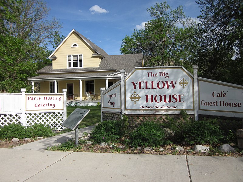 File:The Big Yellow House Absarokee.JPG