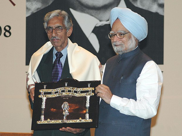 Rahman Rahi receiving Jnanpith Award in New Delhi