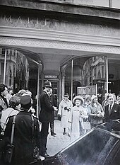 The Queen Mother visiting Mallett at 40 New Bond Street, 1981 The Queen Mother Visiting Mallett.jpg