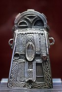 Bell Shrine of St Mura, de los siglos XI al XVI, supuestamente procedente de la Abadía de Fahan, Condado de Donegal, Irlanda, donde San Mura (c. 550-645) fue el primer abad, ahora en la Colección Wallace, Londres.