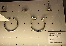 Torques y fíbulas célticas - Museo Arqueológico de Córdoba.jpg