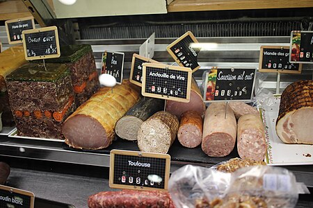 Tours - Halles de Tours - Avril 2019 - étals de charcuterie