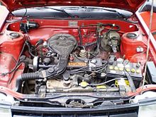 Transversely mounted engine in Toyota Corolla E80 Toyota 2E engine 3.jpg