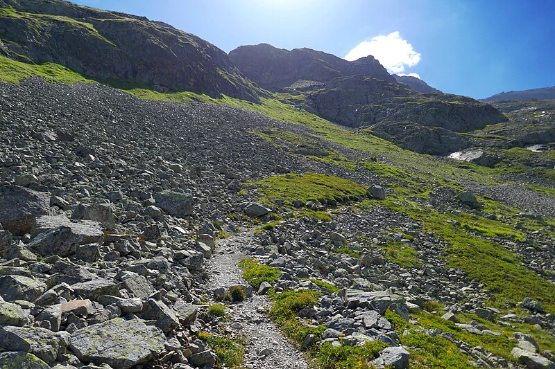 File:Trail to Piz Mezdi.jpg